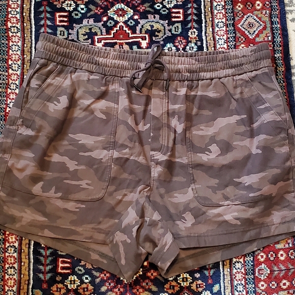ATHLETA CAMO FARALLON SHORT SZ 20. DRAWSTRINGS WAIST ELASTIC WAIST. - Picture 2 of 8